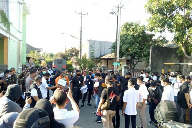 Rekonstruksi rencana penyerangan kelompok John Kei terhadap kelompok Nus Kei. Rekonstruksi itu dilakukan di rumah John Kei Jalan Tytyan Indah Utama X, Bekasi, Jawa Barat, Senin (6/7/2020).