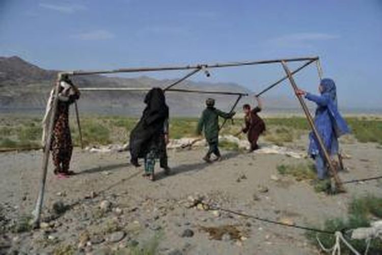 Persiapan pembangunan sekolah Afganistan di ruang kelas terbuka di pinggiran Mihtarlam di Provinsi Laghman, 25 Mei 2013.