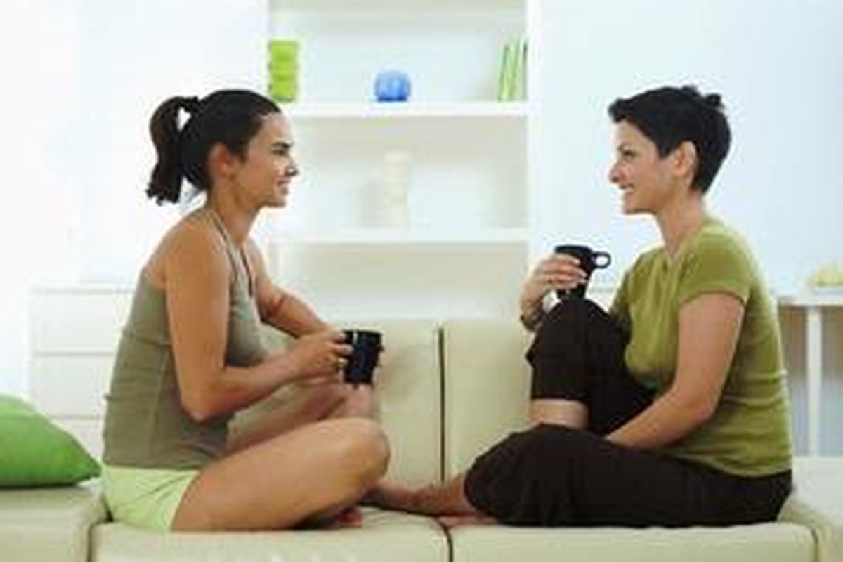 Perempuan cenderung lebih mudah menilai kelebihan teman perempuannya ketimbang dirinya sendiri.