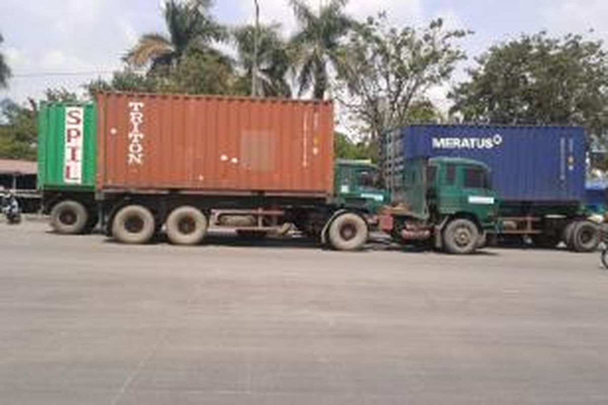 Ilustrasi: Beberapa kontainer parkir di Jalan RE Martadinata, Jakarta Utara, Senin (5/5/2014).