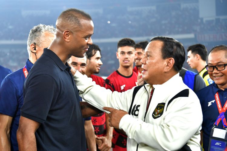 Presiden Prabowo Subianto tampak turun langsung ke lapangan Stadion Utama Gelora Bung Karno (SUGBK), Senayan, Jakarta Pusat, Kamis (5/6/2025) malam, untuk memberikan ucapan selamat kepada pemain Timnas Indonesia setelah berhasil mengalahkan China.