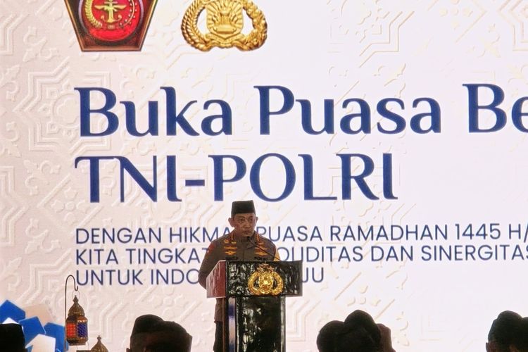 Kapolri Jenderal Listyo Sigit Prabowo memberikan sambutan dalam acara buka puasa bersama jajaran TNI-Polri di Lapangan Bhayangkara, Mabes Polri, Jakarta, Selasa (2/4/2024)