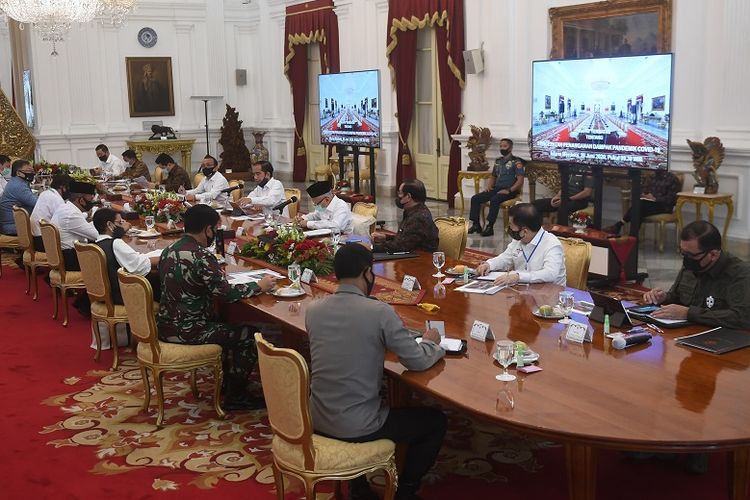 Presiden Joko Widodo (fifth from right) leads a cabinet meeting on the COVID-19 crisis at the State Palace in Jakarta, Monday (29/6/2020). ANTARA FOTO/Akbar Nugroho Gumay/Pool/wsj.