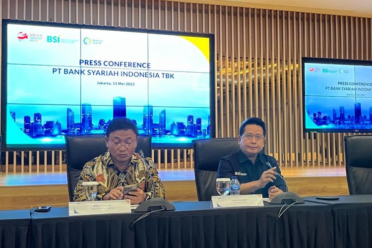 Wakil Direktur Utama BSI Bob T Ananta (kiri) dan Direktur Utama BSI Hery Gunardi (kanan) dalam konferensi pers di di Wisma Mandiri Thamrin, Jakarta, Kamis (11/5/2023).  