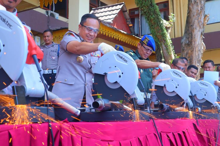 Kapolresta Pekanbaru Kombes Jefri Ronald Parulian Siagian memusnahkan ratusan knalpot racing yang disita sejak Januari-Juli 2023 di Kota Pekanbaru, Riau, Selasa (25/7/2023).