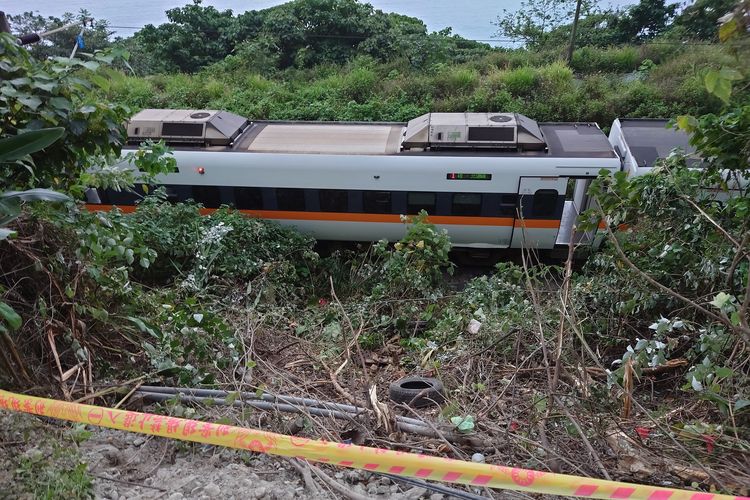 Satu gerbong kereta yang keluar rel di dekat Taroko Gorge, Hualien, Taiwan, pada Jumat (2/4/2021). Kereta api ini anjlok usai bertabrakan dengan kendaraan meluncur mundur tanpa pengemudi, dan menewaskan 51 orang.