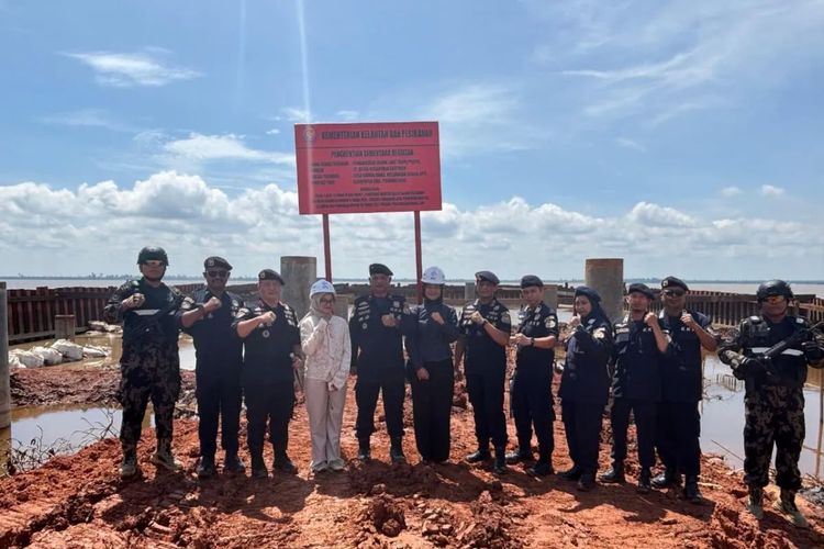 KKP Segel Dua Perusahaan di Siak, Terbukti Garap Ruang Laut 6.000 Meter Persegi Tanpa Izin
