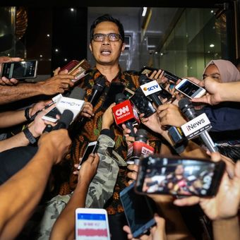 Juru Bicara KPK, Febri Diansyah saat memberikan keterangan pers di gedung KPK, Kuningan, Jakarta Selatan, Kamis (16/11/2017). Febri Diansyah mengungkapkan bahwa KPK tengah mempertimbangkan mengambil langkah untuk memasukkan Ketua DPR RI Setya Novanto dalam Daftar Pencarian Orang (DPO). KOMPAS.com/GARRY ANDREW LOTULUNG