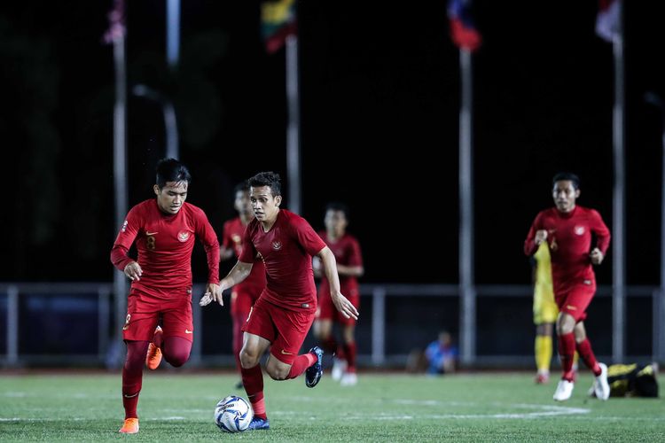 Pemain Timnas U-22 Indonesia, Egy Maulana beraksi saat melawan pemain Timnas Brunei Darussalam dalam pertandingan Grup B SEA Games 2019 di Stadion Sepak Bola Binan, Laguna, Filipina, Selasa (3/12/2019). Timnas Indonesia menang 8-0 dari Brunei Darussalam.