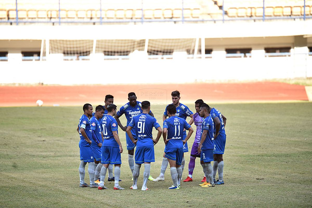 Skuad Persib Bandung berkumpul di tengah lapangan sebelum menjajal kekuatan Bandung United dalam uji tanding yang berlangsung di Stadion Gelora Bandung Lautan Api, Sabtu (19/9/2020).