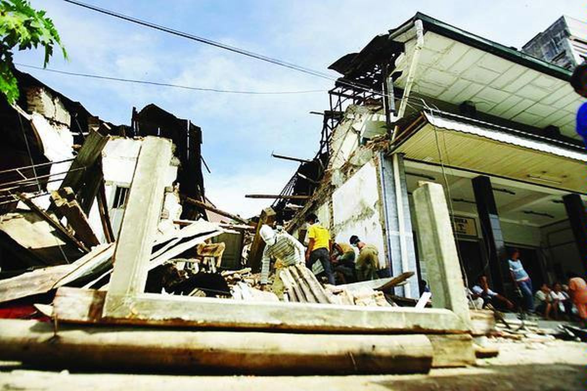 Delapan hari setelah gempa bumi, sejumlah warga mulai membersihkan puing bangunan rumah mereka yang roboh akibat gempa di kawasan Pecinan, Kota Padang, Sumatera Barat, Kamis (8/10). Mereka juga mencari barang yang masih bisa diselamatkan.