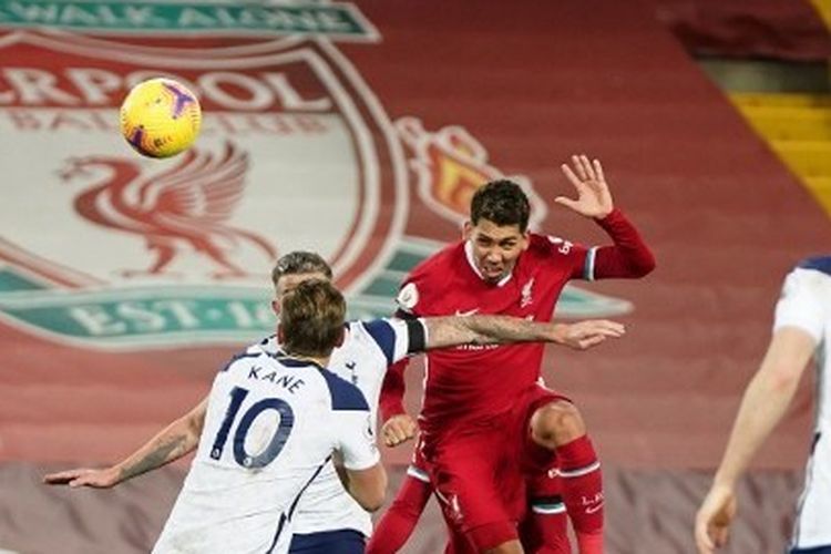 Striker Liverpool, Roberto Firmino, berhasil menanduk bola dan membawa timnya menang atas Tottenham Hotspur, Kamis (17/12/2020)