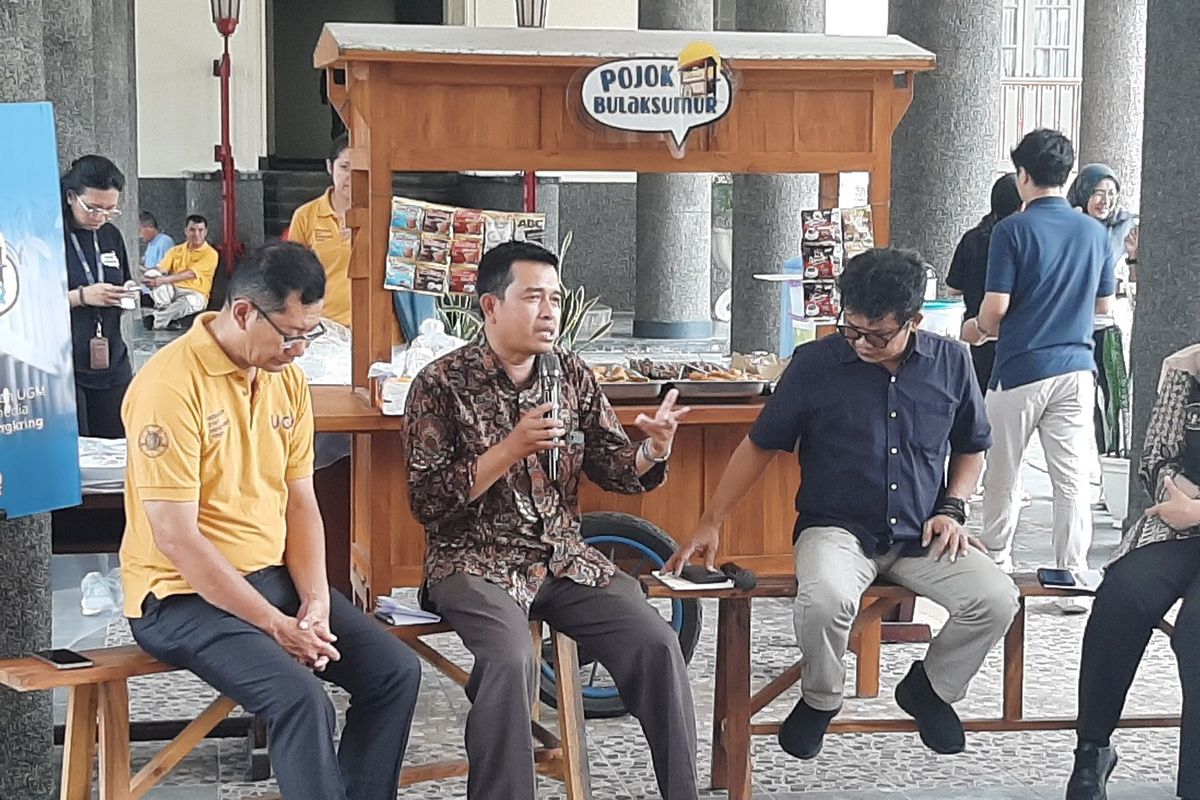 Sekretaris Direktorat Kemahasiswaan Universitas Gadjah Mada (UGM) Hempri Suyatna (memegang mik) saat di acara Pojok Bulaksumur yang digelar di selasar barat Gedung Pusat UGM, Jumat (24/11/2023).