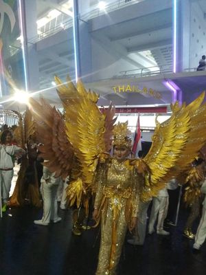 Di bawah hujan, acara penutupan Asian Games 2018 berjalan meriah, teramsuk gadis manuk dadali, pembawa papan nama negara peserta