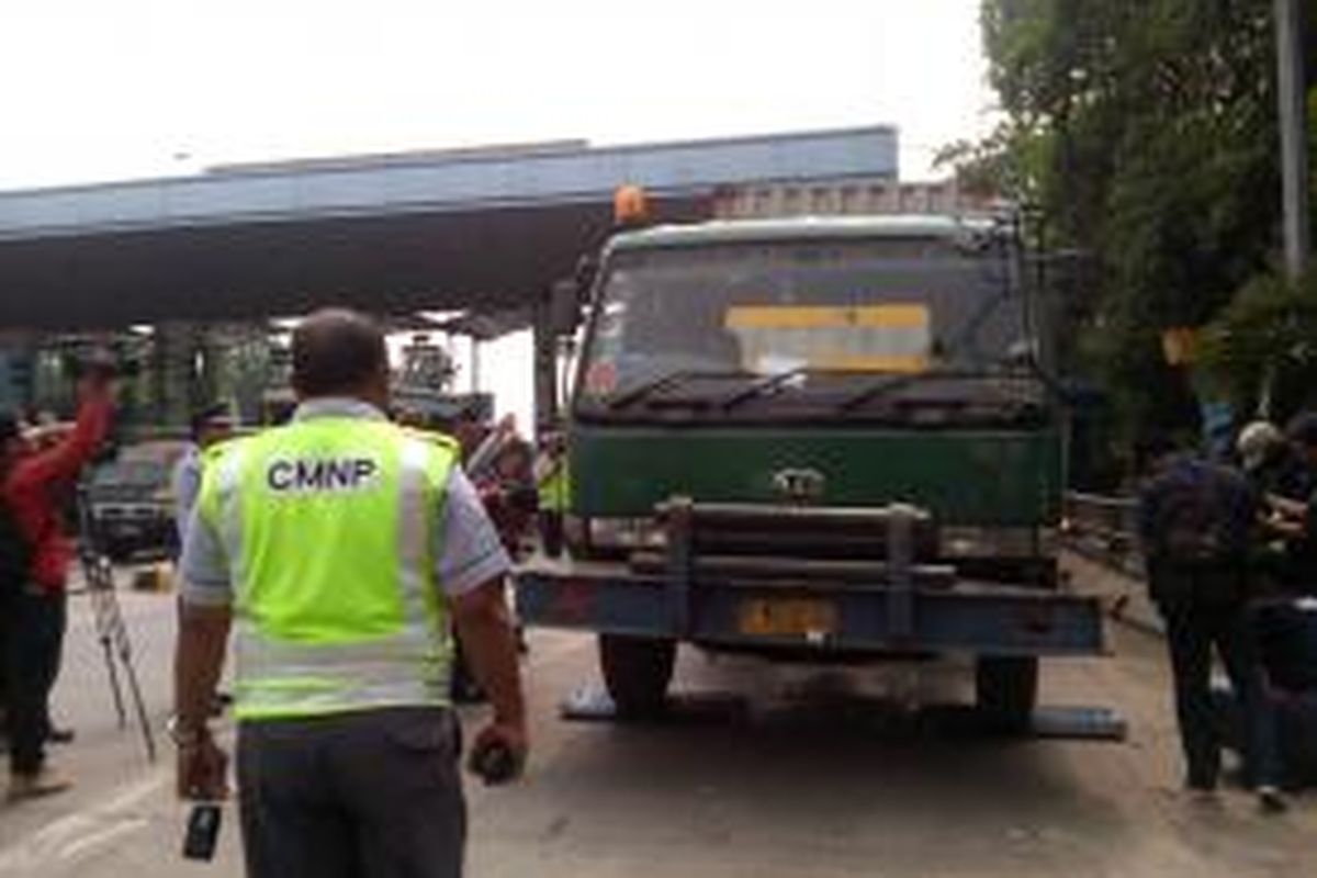 Razia truk bermuatan lebih di pintu tol Wiyoto Wiyono, Jakarta Utara, Kamis (5/6/2014).