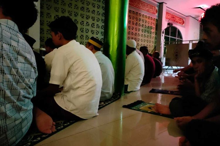 Listrik di sejumlah titik di Kota Ambon mengalami pemadaman menjelang pelaksanaan shalat tarawih berjamaah di awal Bulan Ramadhan 1443 hijriah, Sabt (2/4/2022) malam. Akibat pemadaman itu, beberapa masjid menggelar shalat dalam kondisi minim penerangan.