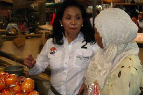 "Blusukan" di Pasar, Istri Cagub Ini Foto-foto 