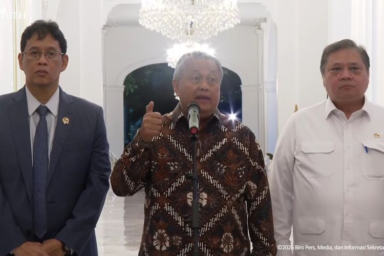 Menteri Keuangan Purbaya Yudhi Sadewa, Gubernur Bank Indonesia (BI) Perry Warjiyo, dan Menteri Koordinator Bidang Perekonomian Airlangga Hartarto saat konferensi pers Komite Stabilitas Sistem Keuangan (KSSK) di Istana Merdeka, Jakarta, Selasa (5/5/2026).