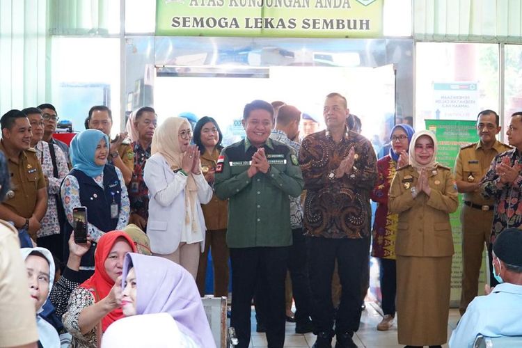 Gubernur Sumatera Selatan (Sumsel) Herman Deru bersama tim verifikasi dari Sekretariat Militer Presiden (Setmilpres) Republik Indonesia (RI) melakukan peninjauan lapangan di dua lokasi pelayanan kesehatan Sumsel, Selasa (13/6/2023).
