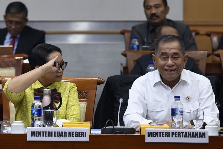 Menteri Pertahanan Ryamizard Ryacudu (kanan) bersama Menteri Luar Negeri Retno Marsudi (kiri) mengikuti rapat kerja gabungan bersama Komisi I DPR di Kompleks Parlemen Senayan, Jakarta, Kamis (5/9/2019). Rapat kerja tersebut membahas perkembangan penanganan situasi keamanan di Papua dan Papua Barat. ANTARA FOTO/Puspa Perwitasari/ama.