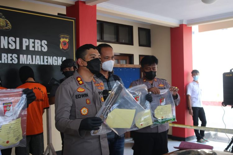 Polres Majalengka saat menunjukkan barang bukti penganiayaan sejumlah remaja terhadap 2 pejabat desa, Kamis (19/8/2021). Barang bukti tersebut diantaranya berupa golok, celurit dan botol miras (minuman keras).