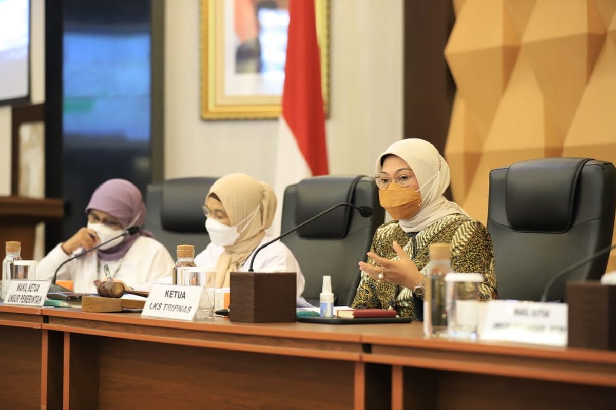 Menteri Ketenagakerjaan (Menaker) Ida Fauziyah dalam Sidang Pleno Lembaga Kerja Sama (LKS) Tripartit Nasional (Tripnas) Tahun 2021 di Jakarta, Senin (22/3/2021).