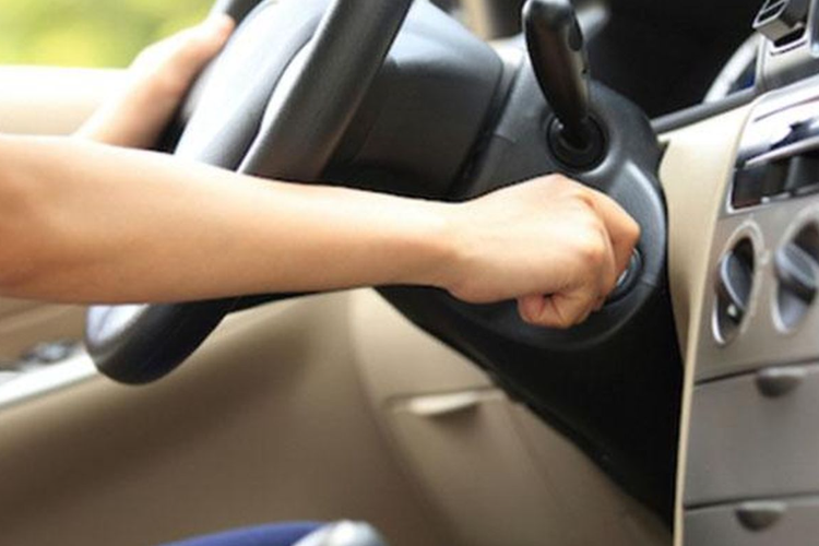 Ilustrasi proses memanasi mesin mobil sebelum digunakan