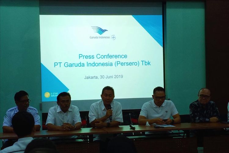 Jajaran Direksi Garuda Indonesia menggelar konferensi pers menyusul pelanggaran Laporan Keuangan 2018 perseroan di Jakarta, Minggu (30/6/2019).