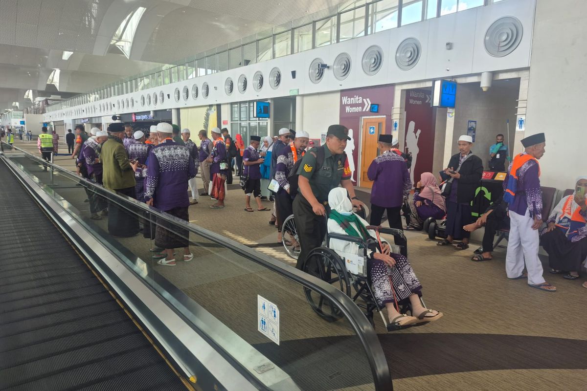 Sejumlah prajurit TNI dari jajaran Kodam I Bukit Barisan sedang menenangkan penumpang pesawat Saudia Airlines di Bandara Internasional Kualanamu, Deli Serdang, Sumatera Utara, Sabtu (21/6/2025).