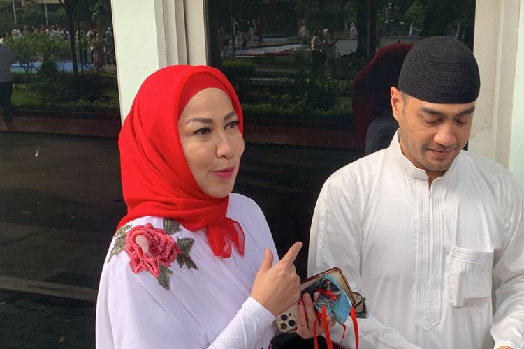 Venna Melinda dan Ferry Irawan ditemui usai menjalani shalat Idul Fitri bersama di masjid yang terletak tak jauh dari kediaman mereka di kawasan Kemang, Jakarta Selatan, Senin (2/5/2022).