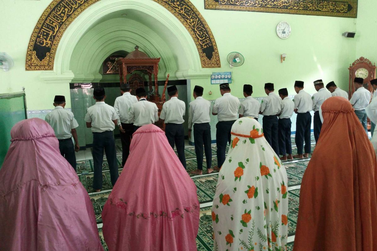 Para siswa Madrasah Tsanawiyah (MTs) At Thosari di Kalirejo, Ungaran, Kabupaten Semarang, melaksanakan shalat duha dan berzikir sebelum mengerjakan soal-soal Ujian Nasional (UN) SMP/MTs 2018.