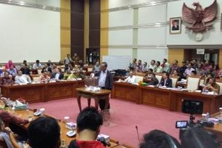 Komisi III DPR menggelar voting untuk memperoleh suara terbanyak dalam
pemilihan pimpinan KPK di Ruang Rapat Komisi III DPR, Jakarta, Kamis
(17/12/2015).
