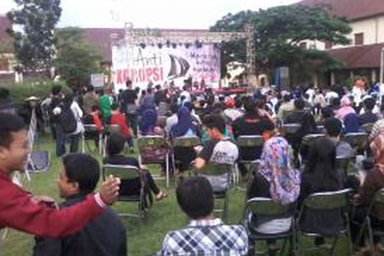 Suasana panggung Festival Anti Korupsi yang digelar di tengah Benteng Fort Rotterdam, Sabtu (28/3/2015) sore.