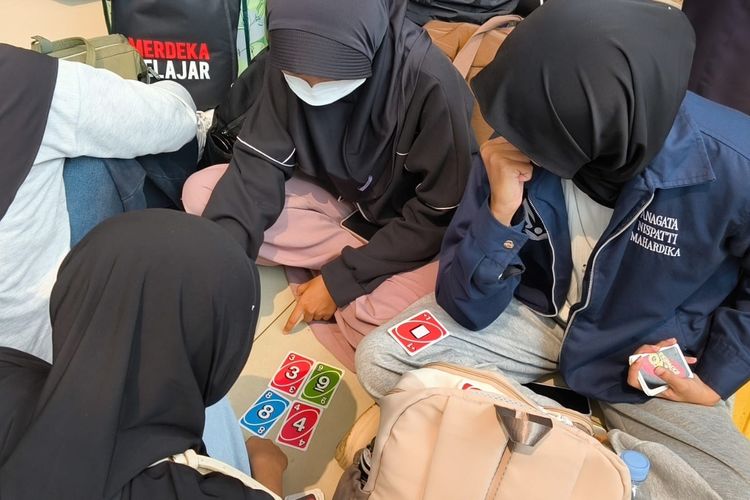 Kereta Terlambat Imbas Tabrakan, Penumpang Hilangkan Bosan dengan Main Uno di Stasiun