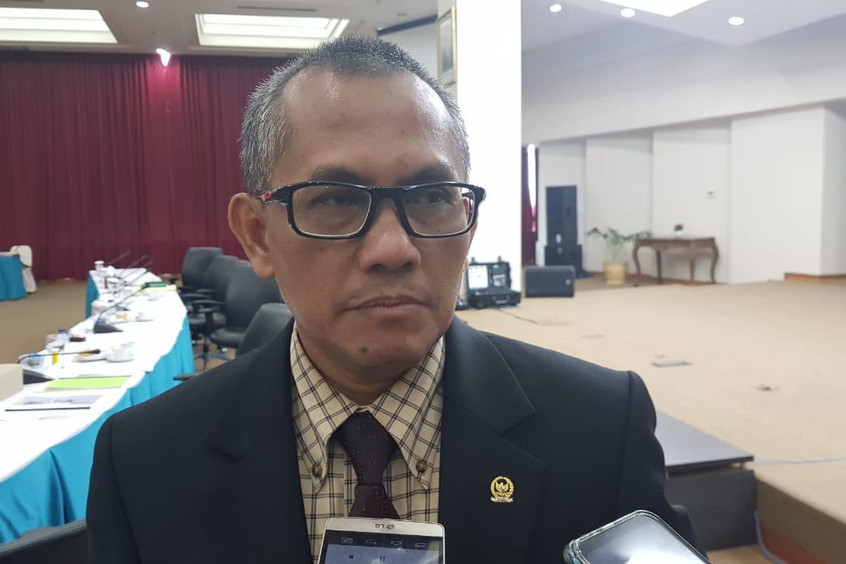 Ketua KY Jaja Ahmad Jayus usai melaksanakan wawancara terbuka seleksi calon hakim ad hoc hubungan industrial di Kantor KY, Senen, Jakarta Pusat, Senin (18/11/2019).