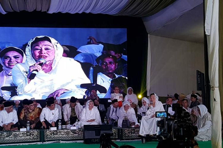 Istri Presiden keempat RI Abdurrahman Wahid, Shinta Nuriyah Wahid membacakan sambutan dalam peringatan haul ke-10 Gus Dur di Ciganjur, Jakarta Selatan, Sabtu (28/12/2019).