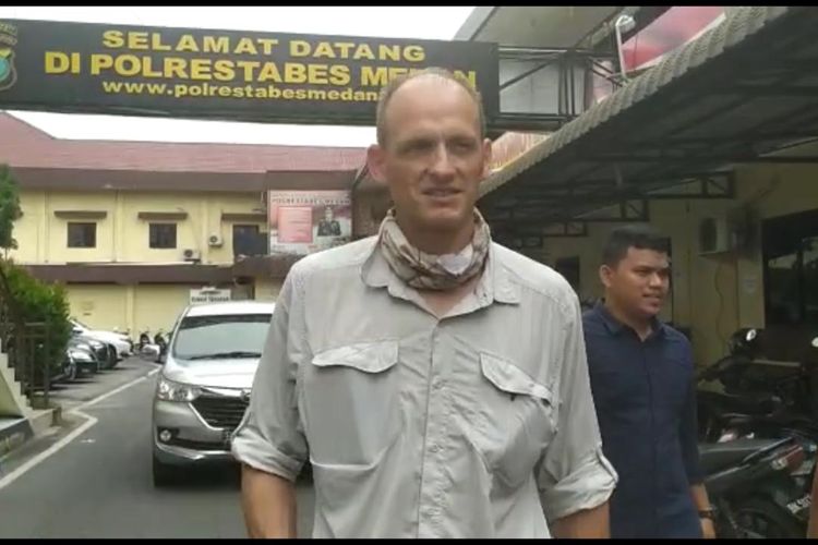 Robert Jannies (40) saat melaporkna kasus penjambretan yang dialaminya ke Polrestabes Medan. Kedatangannya ke Medan ini merupakan yang pertama kali ke Indonesia. 