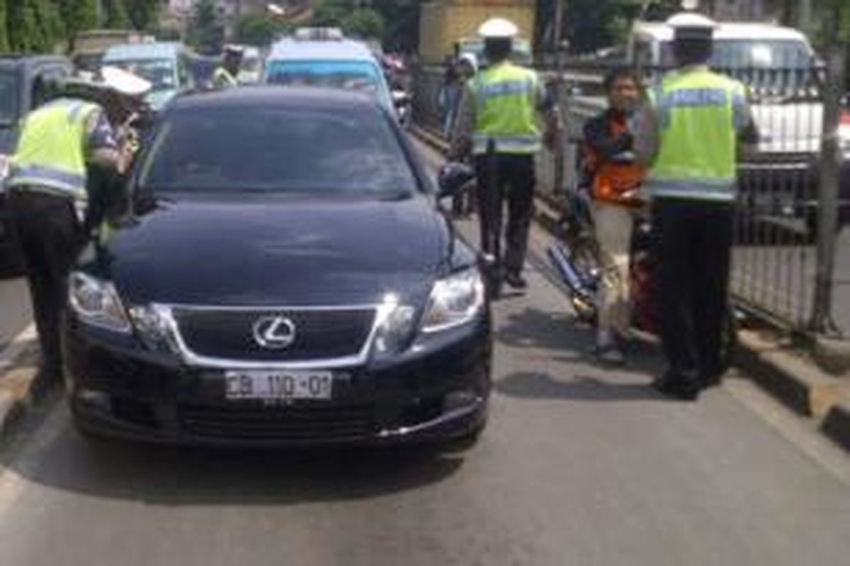 Mobil milik kedutaan besar Sudan diberhentikan petugas karena masuk di jalur Transjakarta, Jatinegara Barat, Jakarta Timur. Senin (25/11/2013).