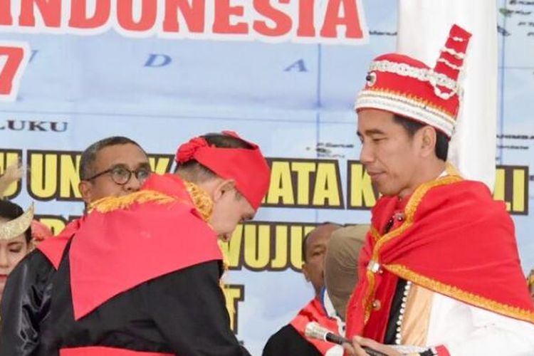 Presiden Joko Widodo menerima gelar adat kehormatan dari Masyarakat Maluku, Jumat (24/2/2017).