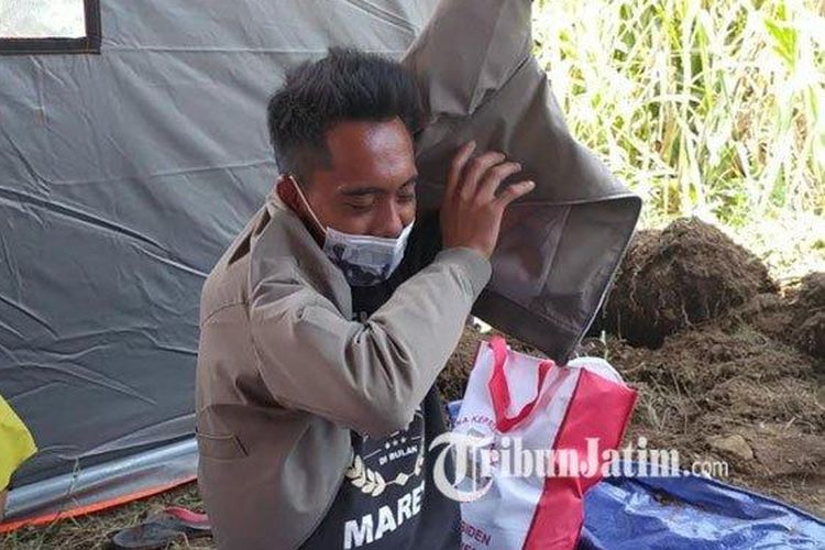 Bayu Putro Laksono (27) warga Dusun Sukosari, Desa Sumberwulu, Kecamatan Candipuro, Lumajang tengah mencoba jaket bomber pemberian Presiden RI, Joko Widodo, Selasa (7/12). 