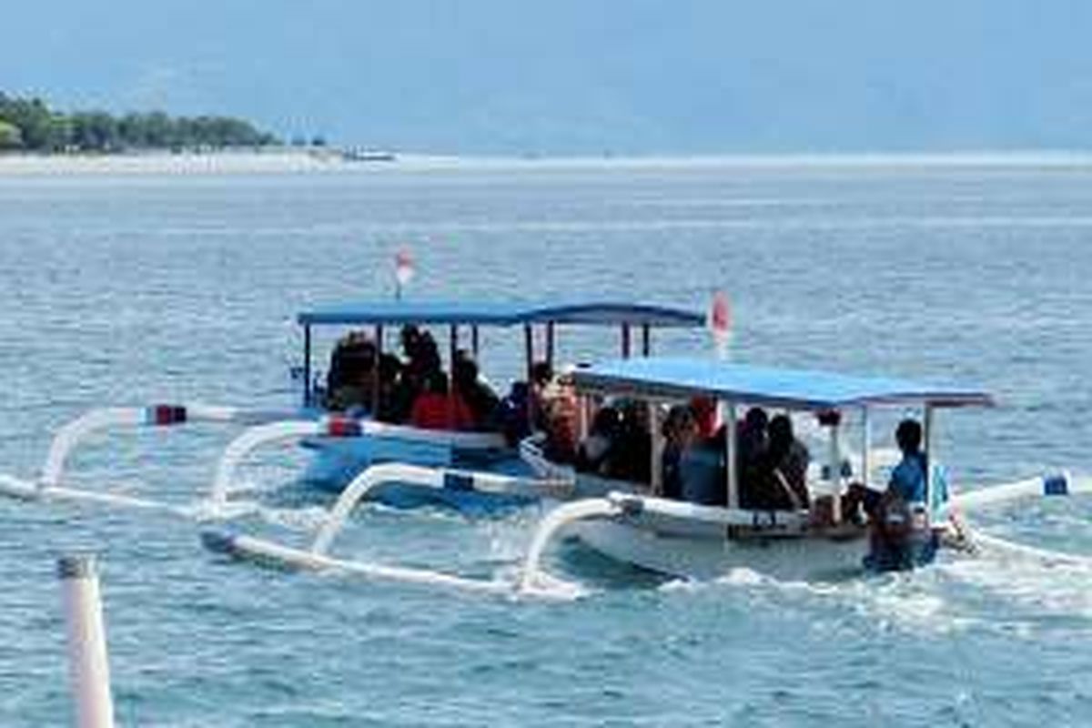 Sejumlah wisatawan Nusantara bertolak dari Dermaga Tawun di Desa Sekotong Barat, Kecamatan Sekotong, Kabupaten Lombok Barat, Nusa Tenggara Barat, menuju ke Gili Nanggu, sebuah pulau di tengah laut yang menawarkan wisata berenang di air laut jernih, menyelam, dan bercengkerama dengan ikan yang hidup di terumbu karang. Sekotong menjadi destinasi favorit kedua setelah Senggigi yang ramai dikunjungi wisatawan lokal dan mancanegara.