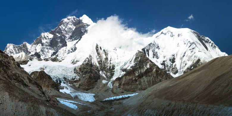 ilustrasi Gunung Lhotse, salah satu gunung tertinggi di dunia.