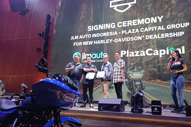 Penandatanganan MoU PT JLM Auto Indonesia dengan PT Plaza Auto Harmoni terkait pembukaan diler Harley-Davidson di Surabaya, Jawa Timur