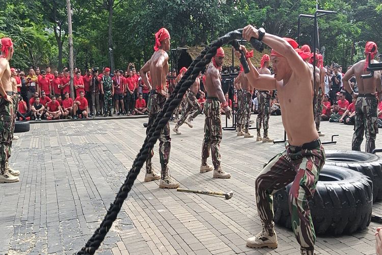 Sejumlah anggota pasukan Komando Pasukan Khusus (Kopassus) grup 1 yang sedang menampilkan atraksi ketangkasan diri dalam acara Olahraga Bareng Plataran dan Kopassus di Hutan Kota-Senayan, Minggu (29/10/2022).