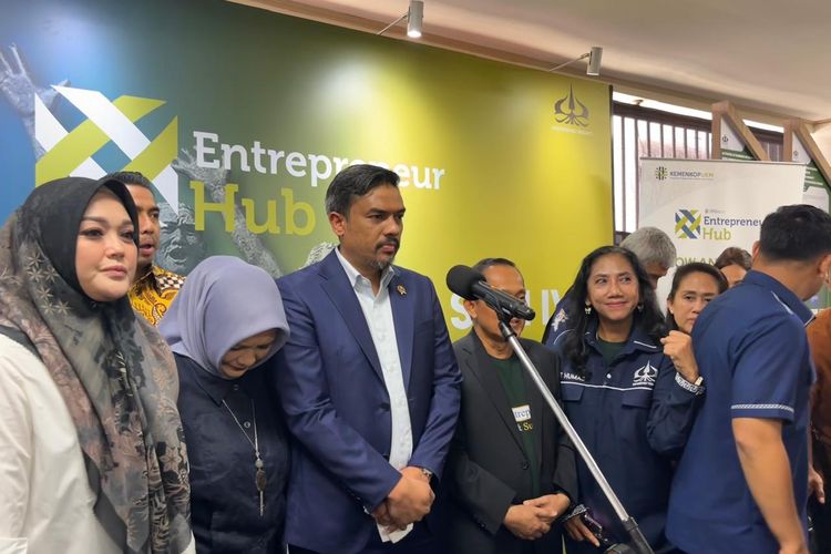 Menteri Usaha Mikro, Kecil, dan Menengah (UMKM), Maman Abdurrahman dalam acara Entrepreneur Hub Jakarta Raya Sesi IV dengan tema ?Grow and Sustain? di Universitas Trisakti, Jakarta, Kamis (28/11/2024). Menteri Maman menyoroti penyebab menurunnya daya beli masyarakat saat ini karena masih maraknya judi online dan perubahan metode markting modern.