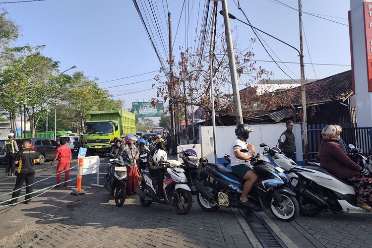 Warga Antre 1 Jam demi Pertalite, Antrean SPBU di Bangkalan Tembus 500 Meter