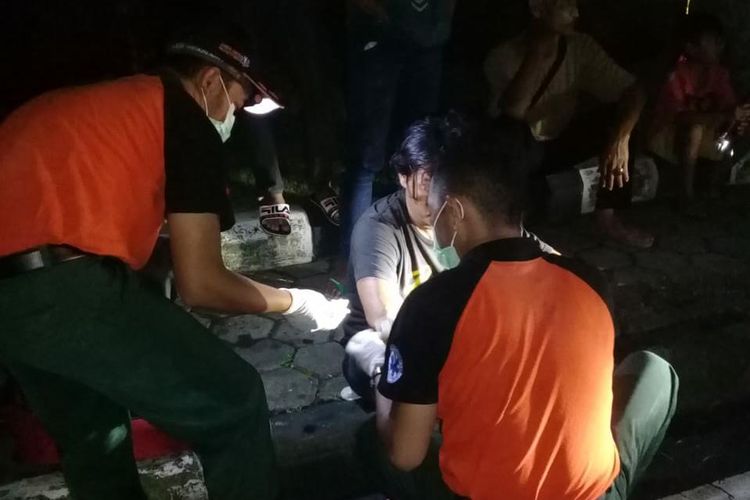 Petugas BPBD Kota Denpasar saat mengevakuasi salah satu korban kecelakaan di malam tahun baru 2022. 
