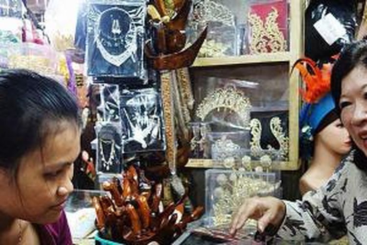 Menteri Pariwisata dan Ekonomi Kreatif Mari Elka Pangestu berbincang dengan pedagang sekaligus memborong berbagai produk batik di Pasar Klewer, Solo, Senin (23/6/2014).