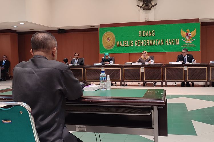 Hakim Pengadilan Negeri (PN) Jakarta Barat, Dede Suryaman, menjalani sidang Majelis Kehormatan Hakim (MKH), Rabu (9/8/2023), karena menerima uang Rp 300 juta ketika mengadili perkara yang menjerat eks Wali Kota Kediri Samsul Ashar pada 2021 di Pengadilan Negeri (PN) Surabaya.