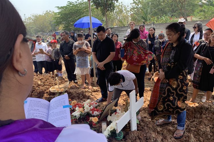 A (7) anak yang meninggal dunia usai operasi amandel di Rumah Sakit (RS) Kartika Husada Jatiasih, dimakamkan di tempat pemakaman umum (TPU) Padurenan, Kecamatan Mustikajaya, Bekasi, Rabu (4/10/2023).